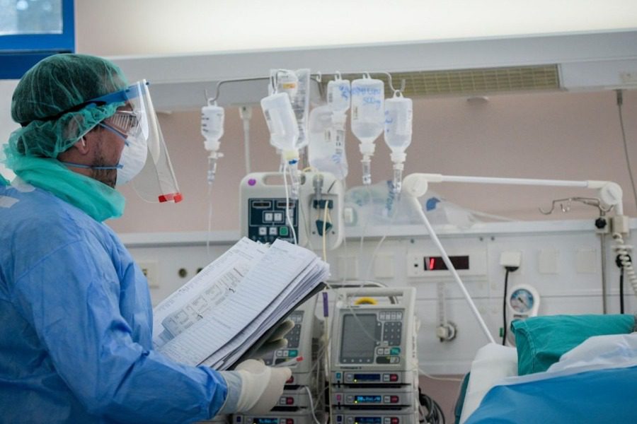 «Είναι στα νοσοκομεία και σκοτώνει»: Συναγερμός για την Candida Auris και τους τέσσερις θανάτους στην Πάτρα