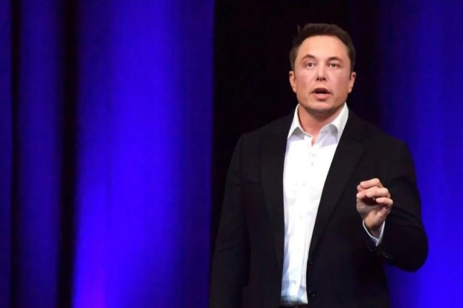 Τρελό fail: Έκανε τατουάζ στο μέτωπο το όνομα του Elon Musk