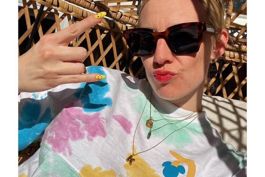 Το glass manicure είναι η τάση του φθινοπώρου