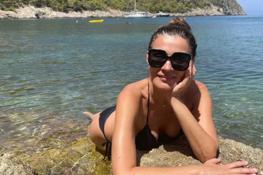 Μαρία Ναυπλιώτου: Η 53χρονη ηθοποιός ποζάρει topless και εντυπωσιάζει με το σώμα της