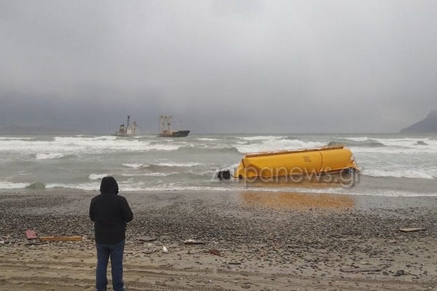 Κακοκαιρία Ελπίδα: Καράβι «έσπασε στα δύο» από τους ανέμους 