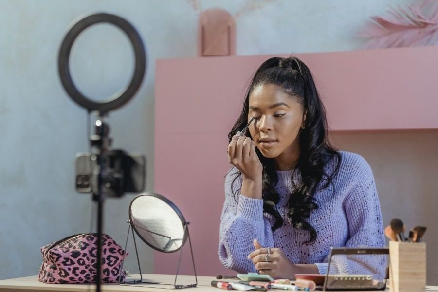 Negative space eyeliner: Πως θα το βάλεις κι εσύ σαν τα μοντέλα