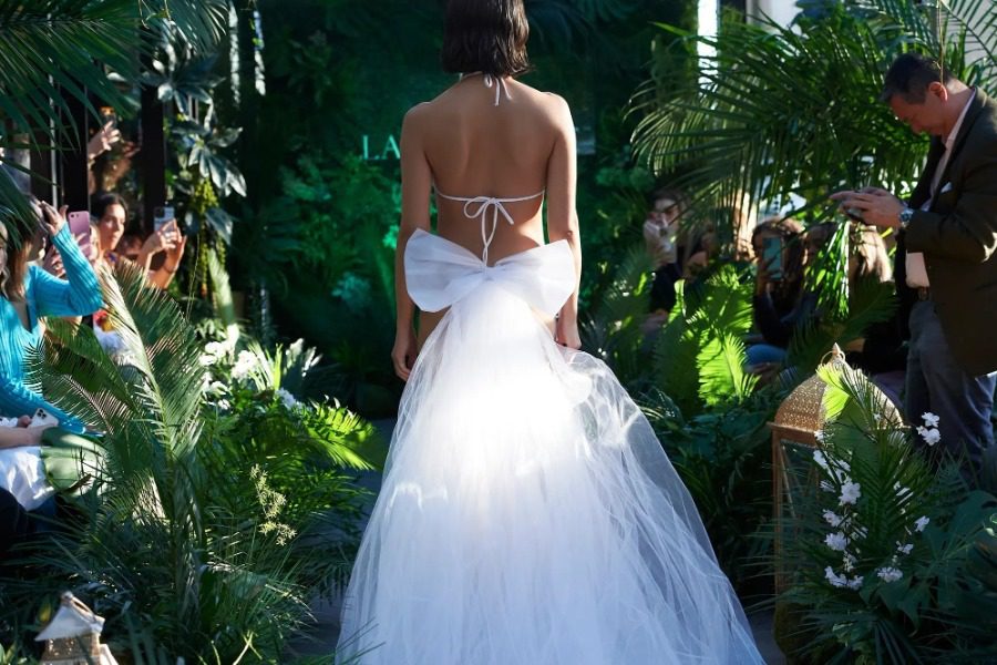 Νυφικά μπικίνι: Η τάση της νύφης με μαγιό κάνει θραύση