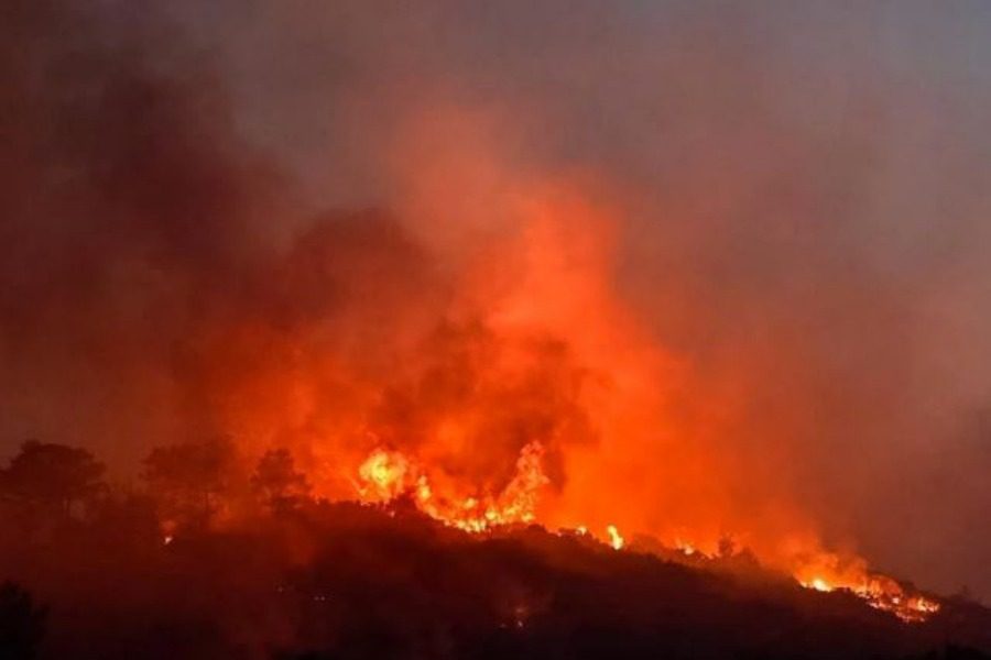 Φωτιά στην Σάμο: Συνεχίζεται η μεγάλη μάχη με τις φλόγες