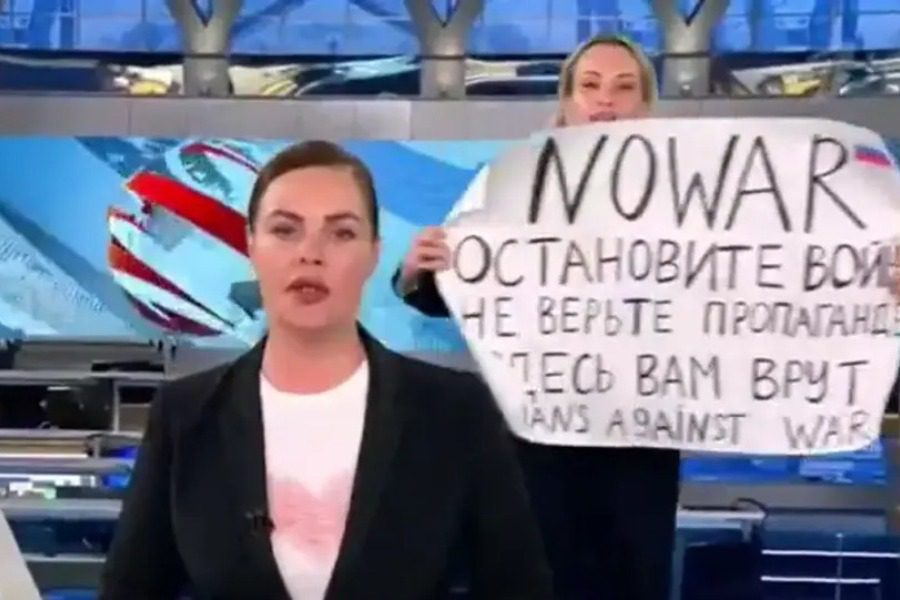 Εισβολή διαδηλώτριας στη ρωσική κρατική τηλεόραση 