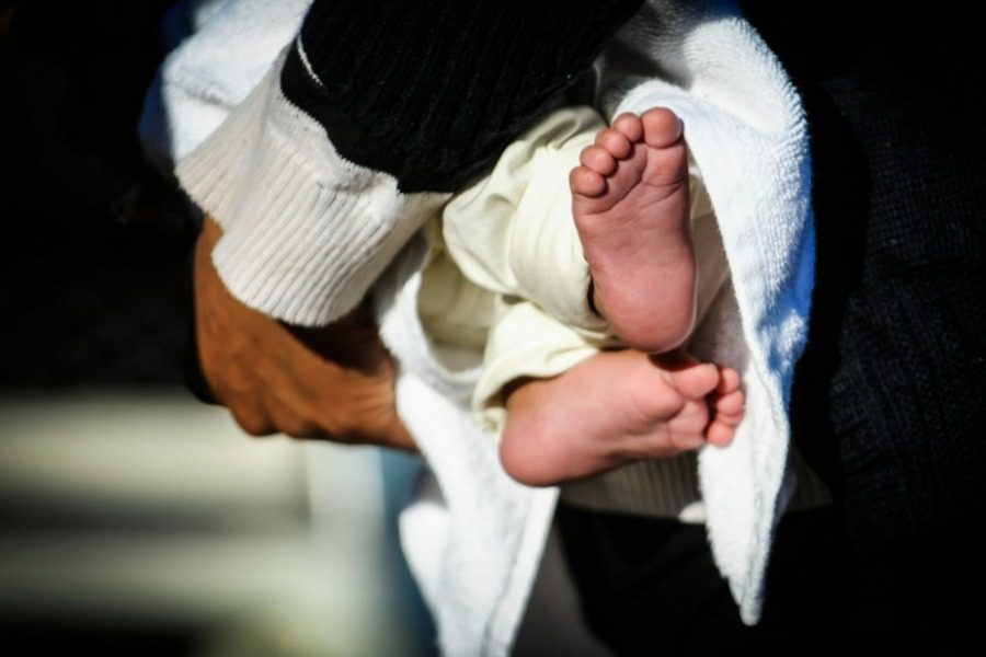 Τύρναβος: Μωρό κατάπιε λαστιχάκι για τα μαλλιά και μεταφέρθηκε στο νοσοκομείο