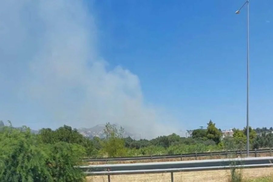 Φωτιά στη λεωφόρο Μαραθώνος