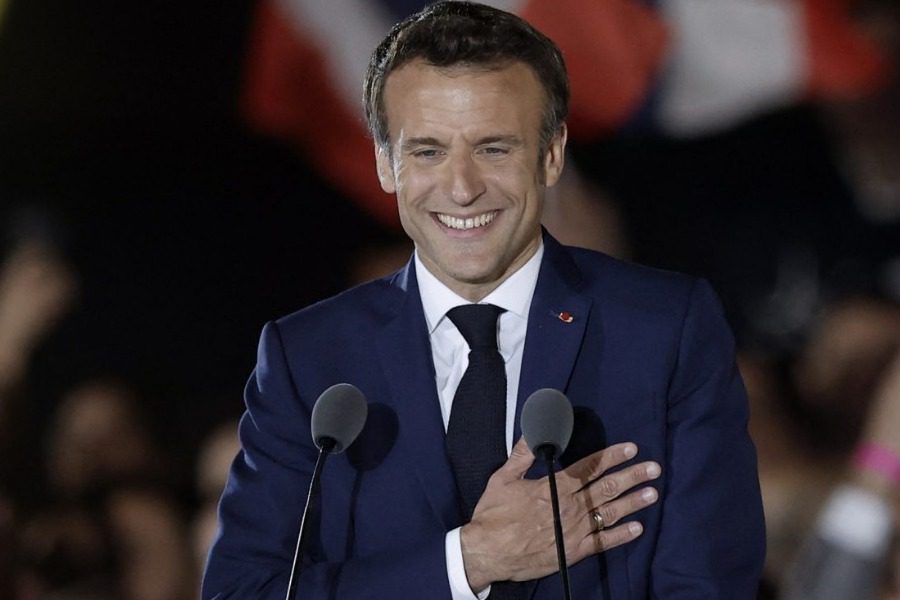 Έριξαν ντομάτες στον Μακρόν στην πρώτη του δημόσια εμφάνιση μετά τις εκλογές