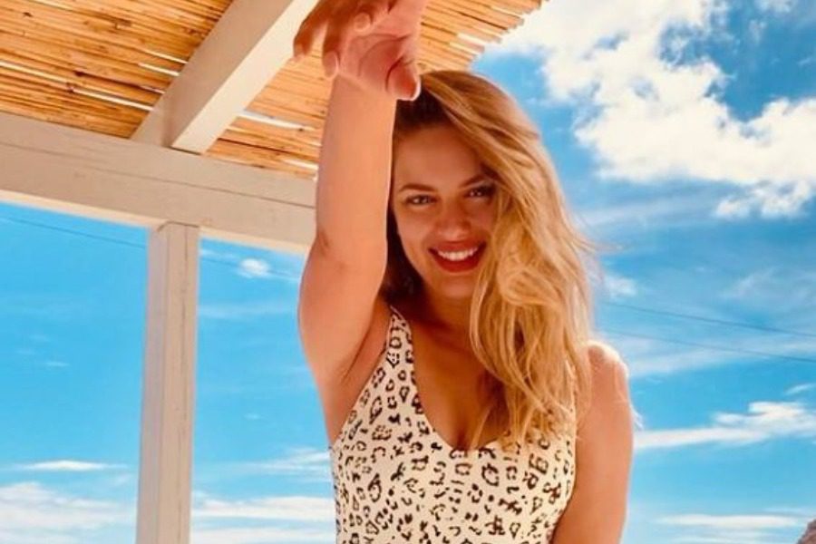 Ντόρα Μακρυγιάννη: Ποζάρει τοπλες και προκαλεί λιποθυμίες