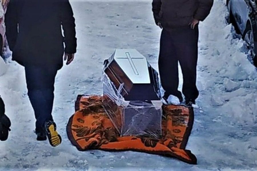 Εικόνες‑Ντροπή: Σέρνουν φέρετρο στο χιόνι στου Ζωγράφου λόγω αποκλεισμού