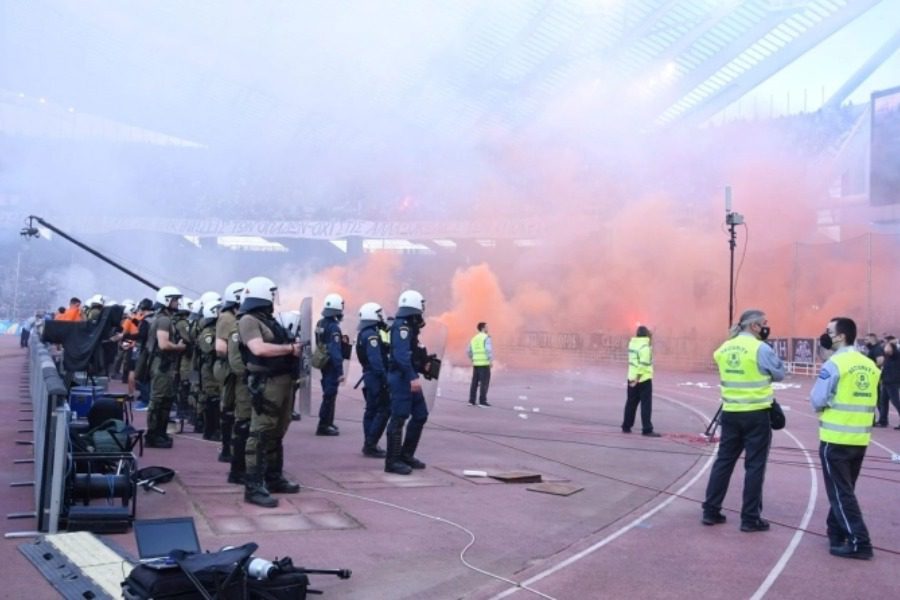 Τελικός κυπέλλου Ελλάδας: Με καθυστέρηση η έναρξη λόγω χημικών καπνογόνων