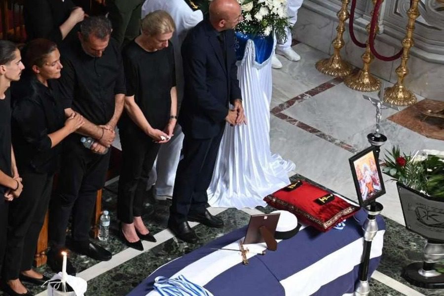 Κουφέτα και λευκό φέρετρο στην κηδεία της Θάλειας Κορδαμπάλου στη Λάρισα