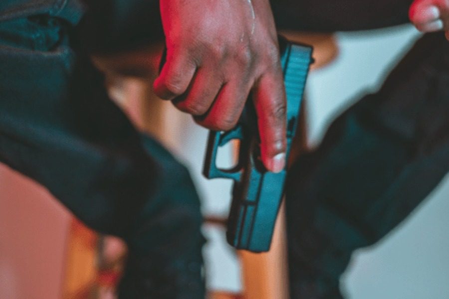 Συνέλαβαν πασίγνωστο τράπερ στο Μπουρνάζι με όπλα