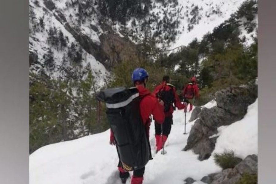 Τραγωδία στα Καλάβρυτα: Πάνω από 30 άτομα στην επιχείρηση μεταφοράς των τριών ορειβατών