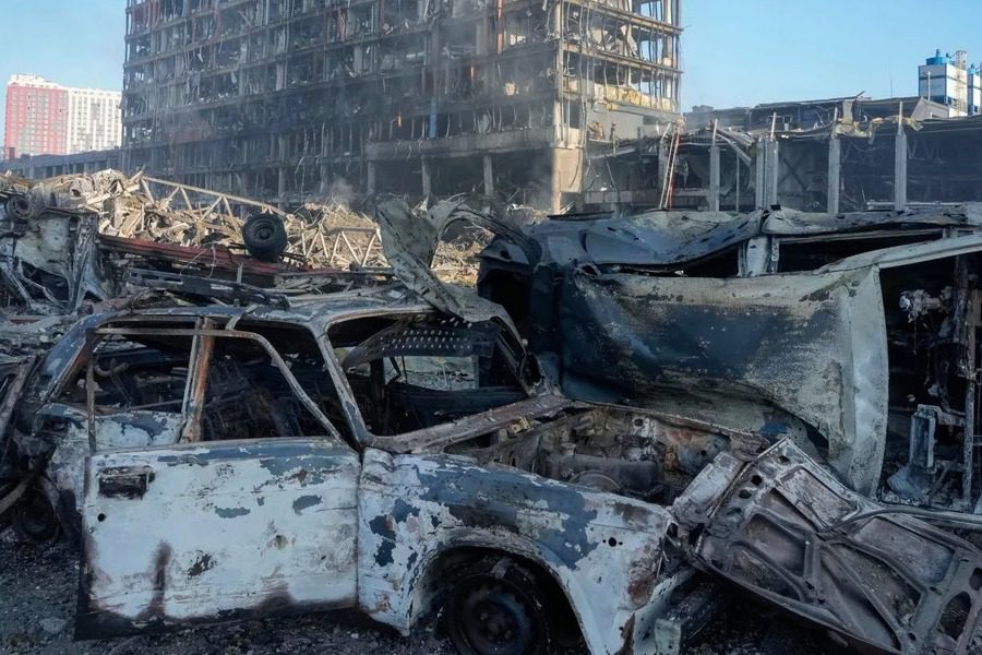 Ουκρανία: Η συγκλονιστική στιγμή που ο ρωσικός πύραυλος χτυπάει εμπορικό κέντρο 