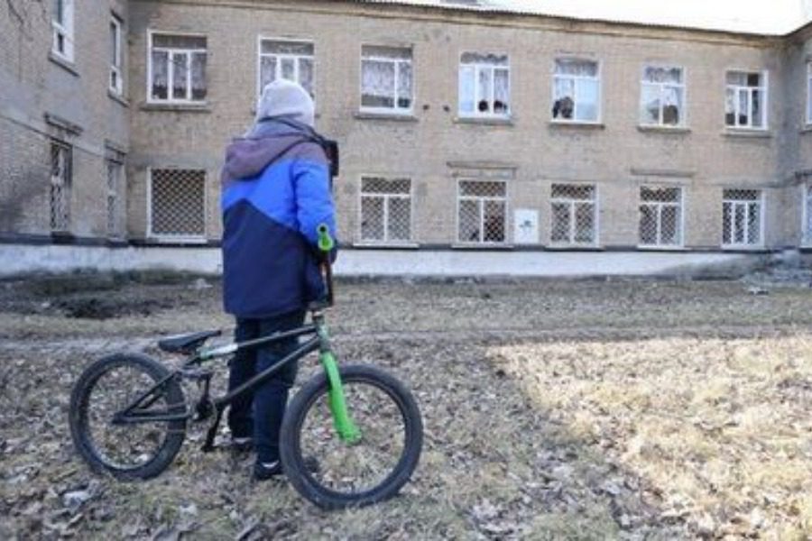 Ουκρανία: O σοκαριστικός λόγος που γονείς στέλνουν τα παιδιά στο σχολείο με αυτοκόλλητα στα ρούχα