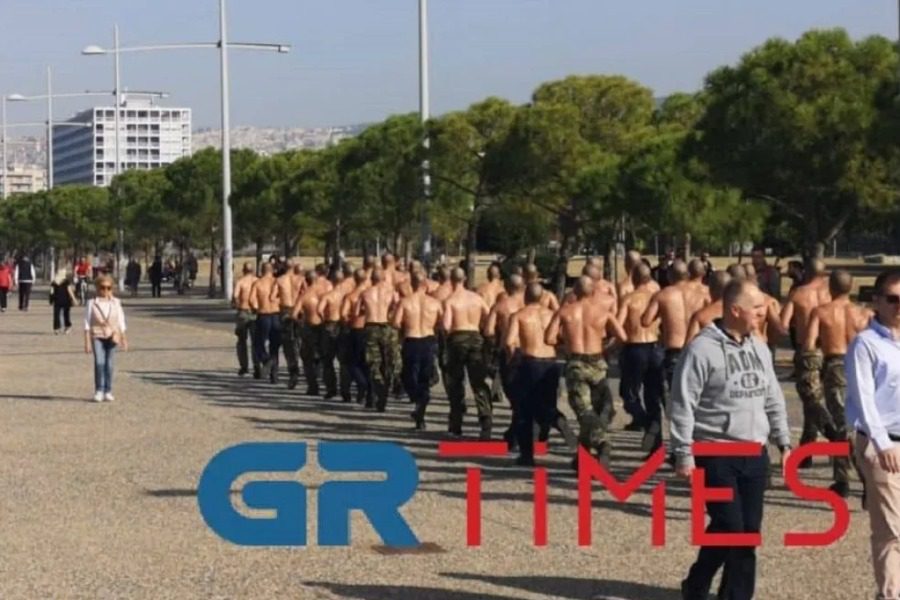 ΟΥΚάδες έκαναν γυμναστική στο κέντρο της πόλης και «μαγνήτισαν» τα βλέμματα