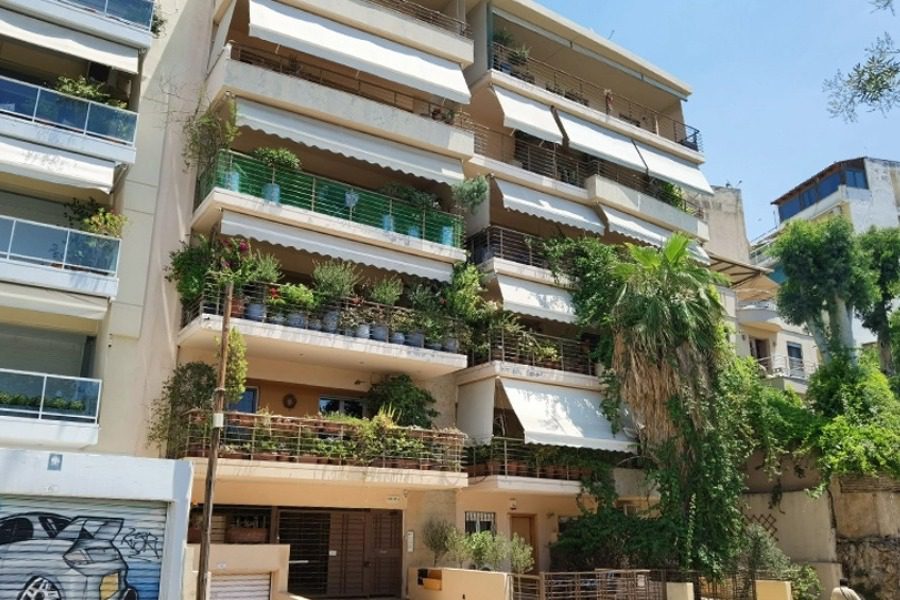 Παγκράτι: Θρήνος για την 21χρονη που έπεσε από ταράτσα πολυκατοικίας