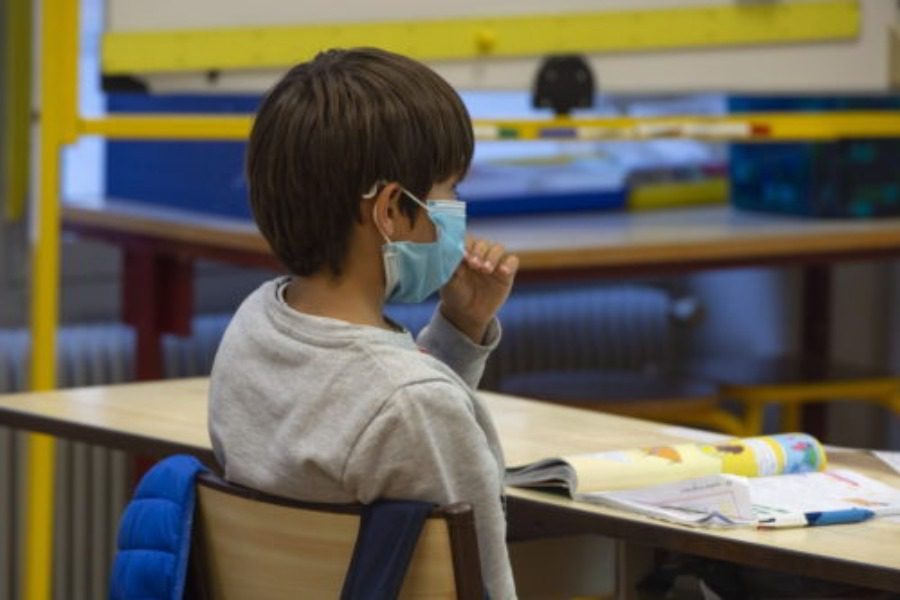 Επιστροφή στα σχολεία αύριο με self test ακόμη και έξω από τις αυλές