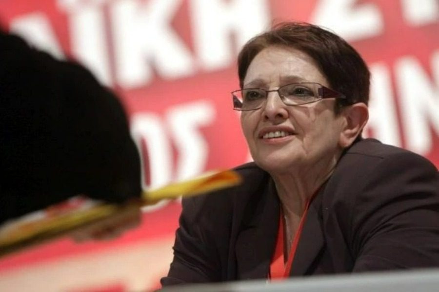 Αλέκα Παπαρήγα: Η φωτογραφία από την πορεία με «πι» και η αποθέωση στο Twitter