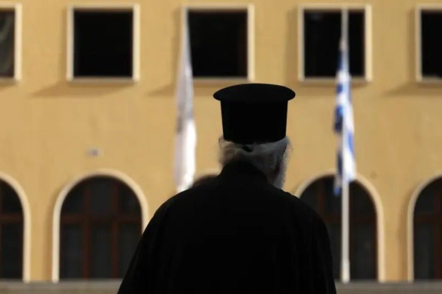 Επίθεση ιερέα σε τρανς άτομο που είχε πάει σε συσσίτιο: «Δε θέλουμε ανώμαλους εδώ»