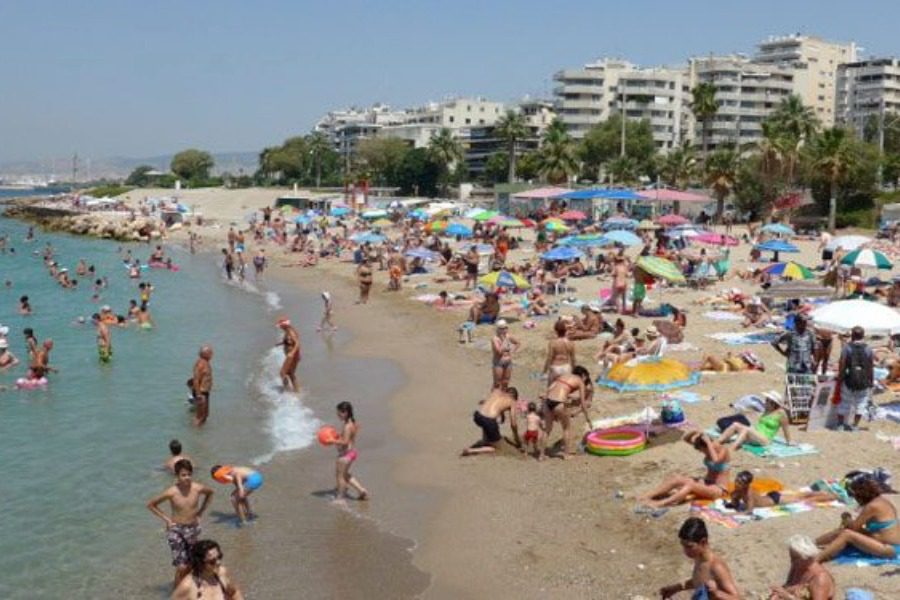 Γέμισαν οι παραλίες της Αττικής παρά τις τσιμπημένες τιμές