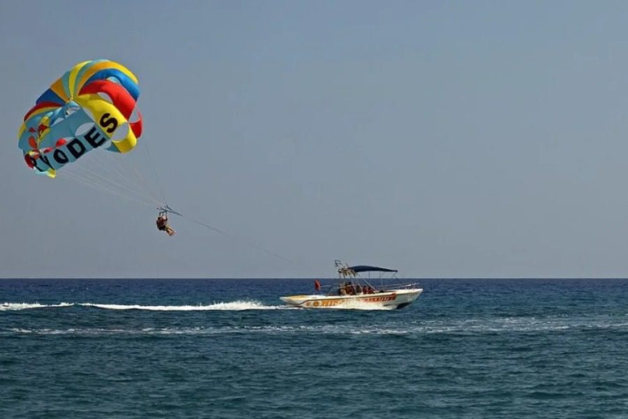 Νεκρή η γυναίκα που έκανε αλεξίπτωτο θαλάσσης ‑ Ξέσπασε μπουρίνι και έσπασε ο ιμάντας