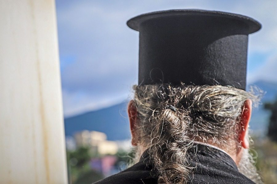 Απίστευτο περιστατικό στο κέντρο της Αθήνας: Παπάς παρενόχλησε ταξιτζή