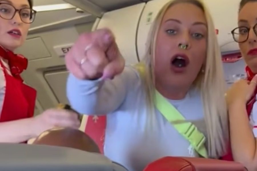 Γυναίκα χαστούκιζε επιβάτες και έβριζε το πλήρωμα σε πτήση γιατί έκλαιγαν τα μωρά