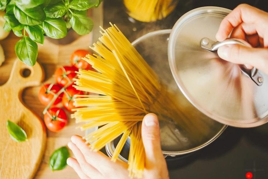 3 λάθη που δεν πρέπει να κάνεις όταν φτιάχνεις ζυμαρικά σύμφωνα με τους Ιταλούς
