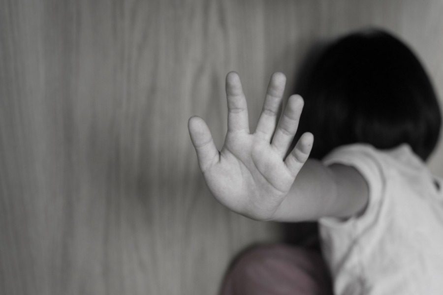 Φρίκη στη Θεσσαλονίκη: Βίαζε τις ανήλικες φίλες των παιδιών του