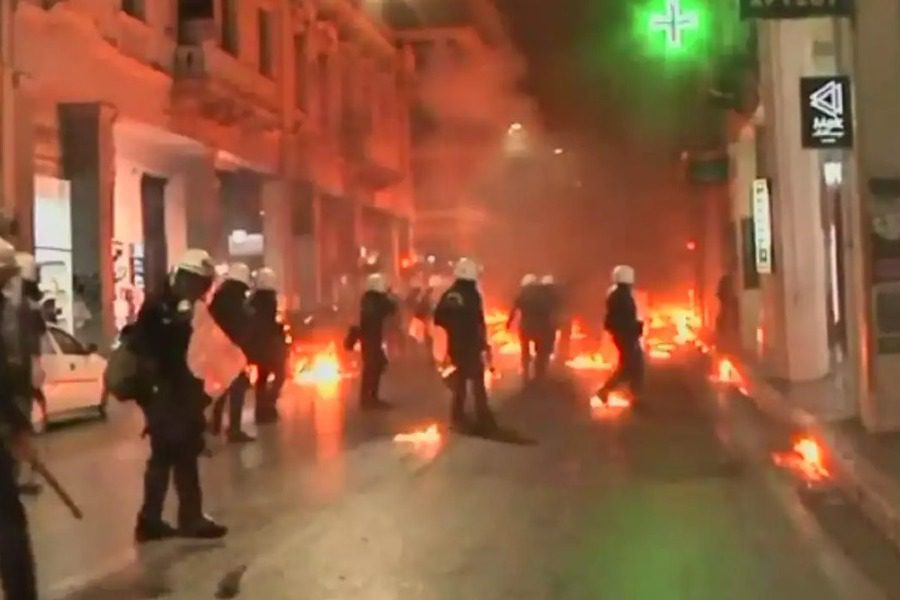 Πολυτεχνείο – Πάτρα: «Βροχή» από μολότοφ, φωτιά σε πολυκατοικία