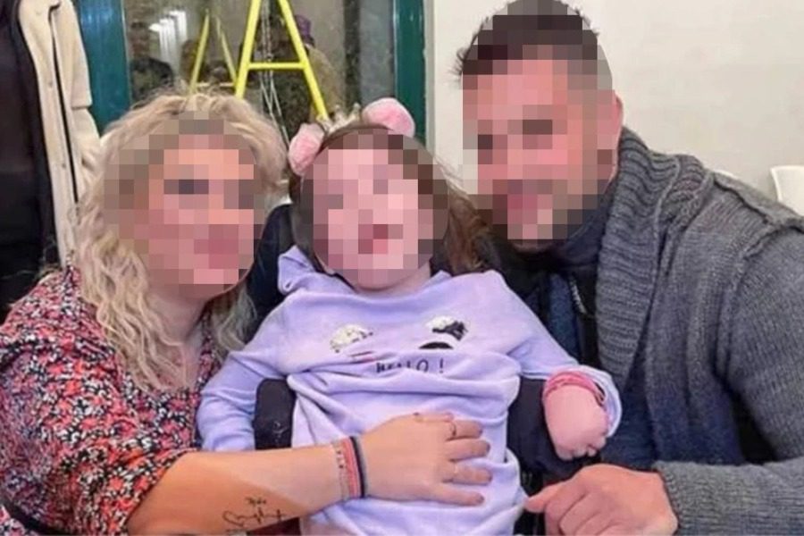 Νεκρά παιδιά στην Πάτρα: «Η μητέρα άργησε να έρθει στην κηδεία της Τζωρτζίνας επειδή ήταν για καφέ»