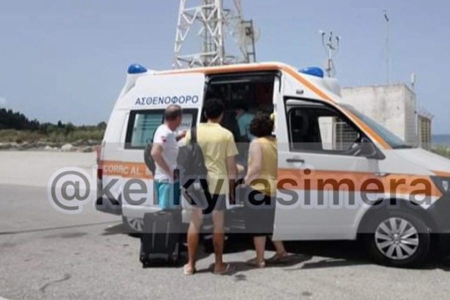 Παξοί: Ξεγέννησαν 28χρονη πάνω σε φορείο ασθενοφόρου στο ελικοδρόμιο!