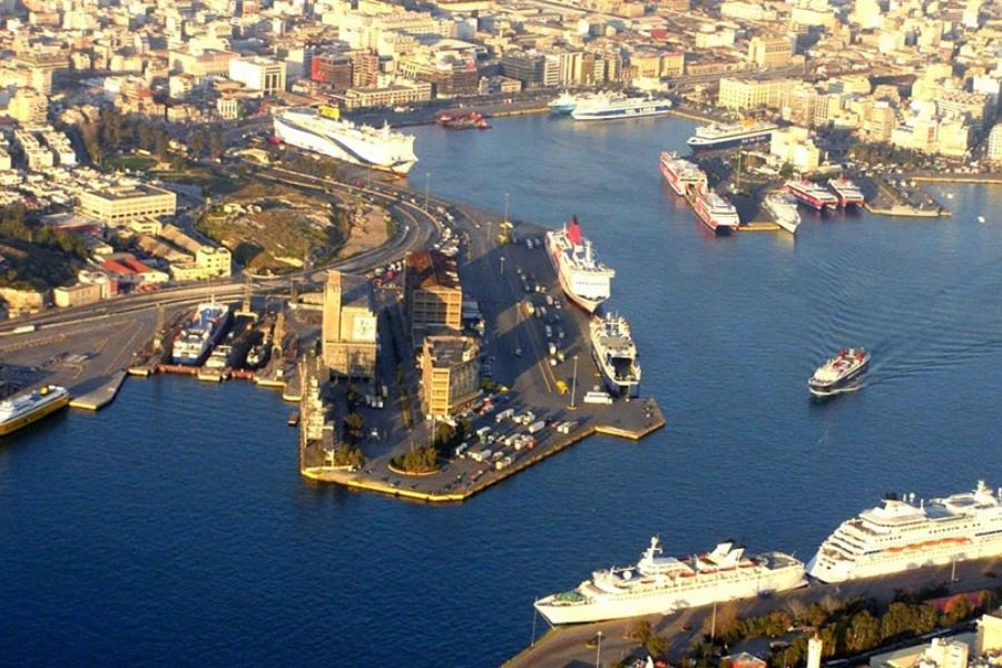 Αυτοκίνητο έπεσε στο λιμάνι του Πειραιά 