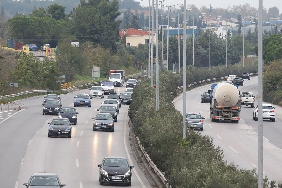 Θεσσαλονίκη: Νεαρός διασχίζει τον Περιφερειακό με πατίνι