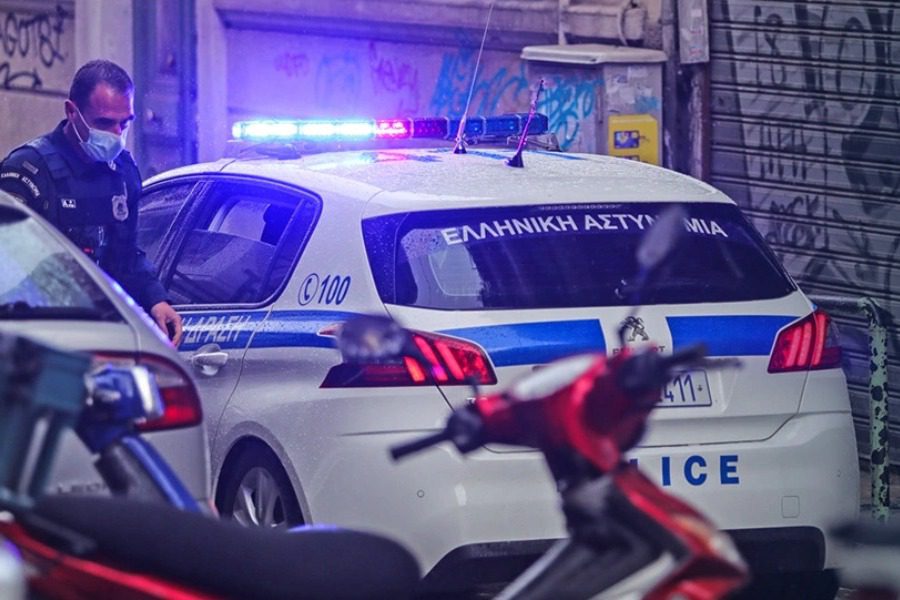 Νεκρός στο σπίτι του στα Εξάρχεια ο γιος του Αργύρη Ντινόπουλου