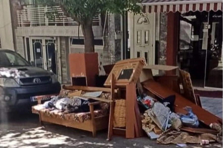 Θεσσαλονίκη: Ανακαινίζουν διαμερίσματα και πετούν στα πεζοδρόμια καναπέδες και τουαλέτες