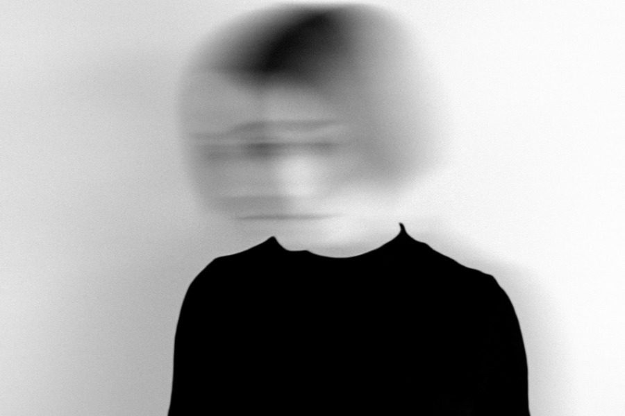 Aληθινή ιστορία: Με παρενοχλούσαν για χρόνια σύντροφοι της μαμάς μου, και με βίασε φίλος της