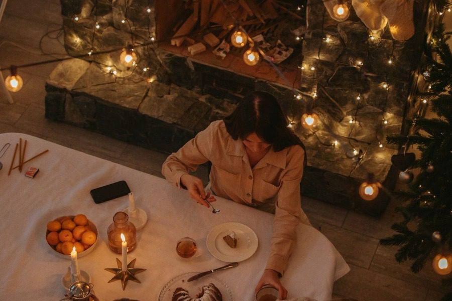 Αν νιώθεις άσχημα τις γιορτές, ήρθε η ώρα να σταματήσεις αυτές τις συνήθειες