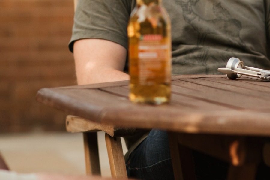 Πειραιάς: Ξύπνησε μελανιασμένη δίπλα σε έναν γυμνό άνδρα που έπινε μπίρες