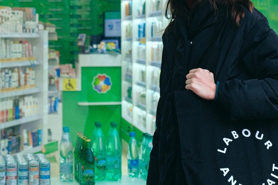 Εκρηκτική η κατάσταση στα φαρμακεία – Αδεια τα ράφια από τα δημοφιλή φάρμακα