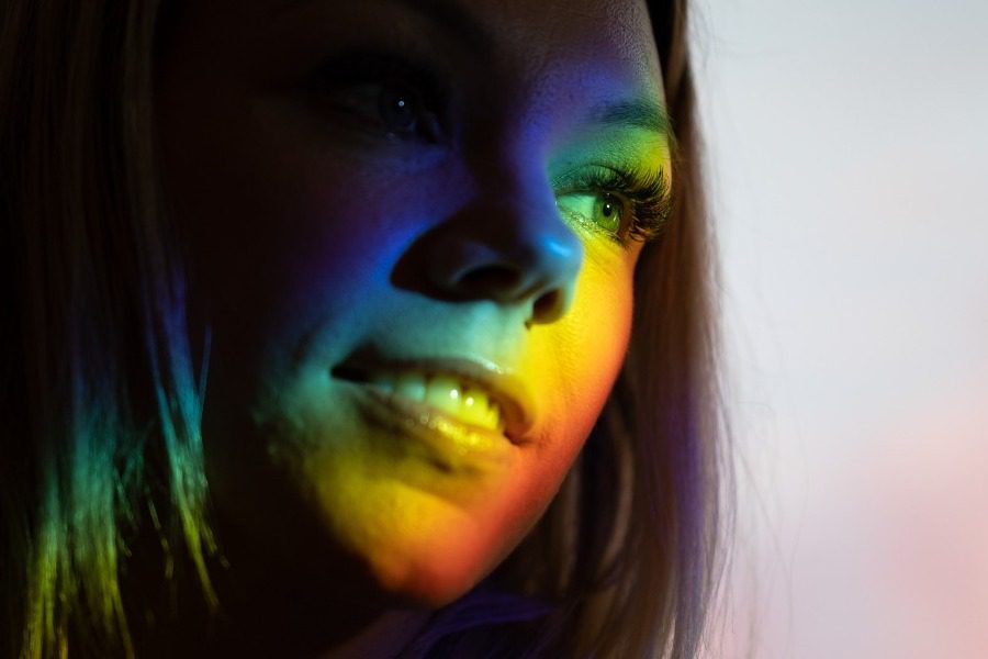 Η ορμόνη που σε κάνει πιο ευτυχισμένη όσο περνούν τα χρόνια