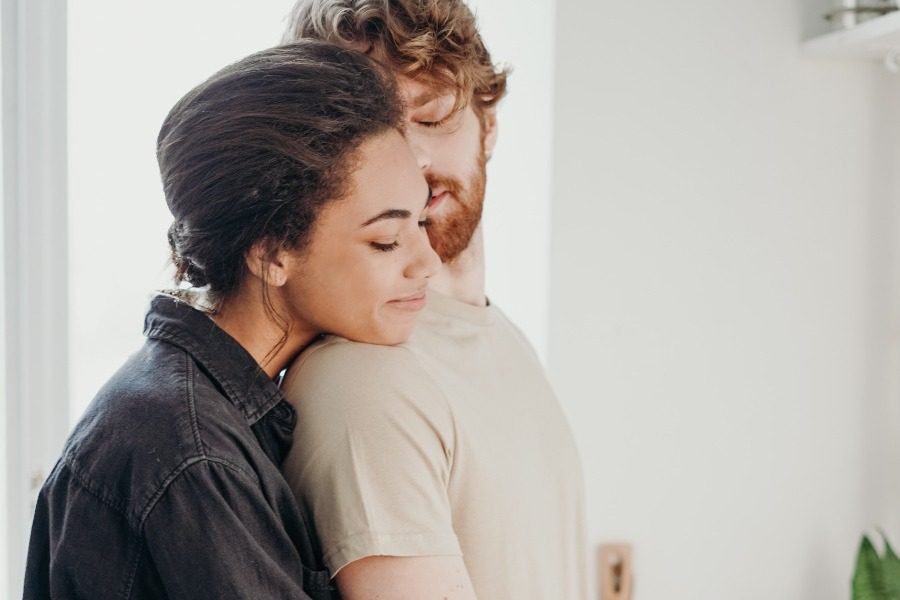 Αντρες εξομολογούνται πότε ήξεραν ότι ήρθε η ώρα να πουν «σ`αγαπώ»