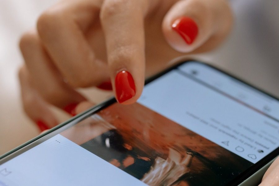 «Είναι κακό να ποστάρεις στο Instagram τα ταξίδια σου ενώ γίνεται πόλεμος;»