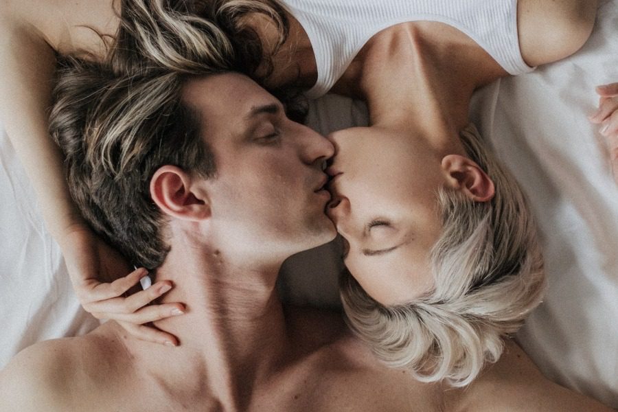 Αυτή η στάση ύπνου προκαλεί τα εpωτικά όνειρα