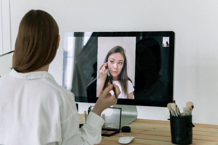 Πώς η βιομηχανία αντιγήρανσης μας μετατρέπει σε πελάτισσες για μια ζωή