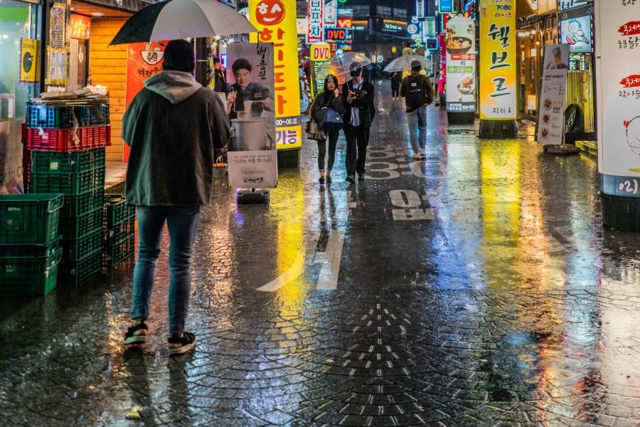 H Νότια Κορέα αλλάζει τακτική με τον κορωνοϊό