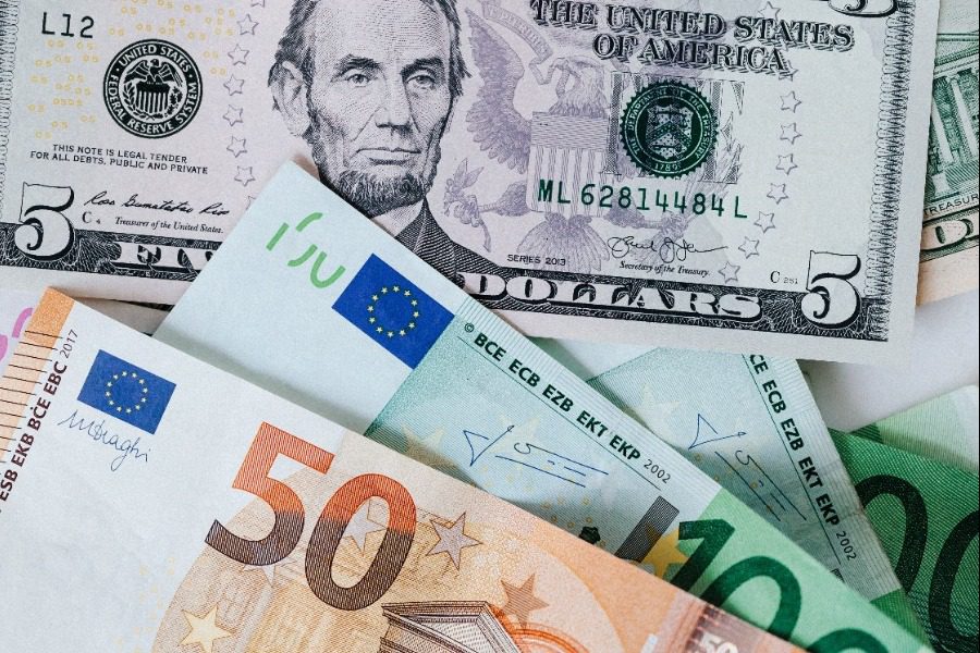 Explainer: Γιατί κατρακυλά το ευρώ και πώς αυτό μπορεί να επηρεάσει την τσέπη σου