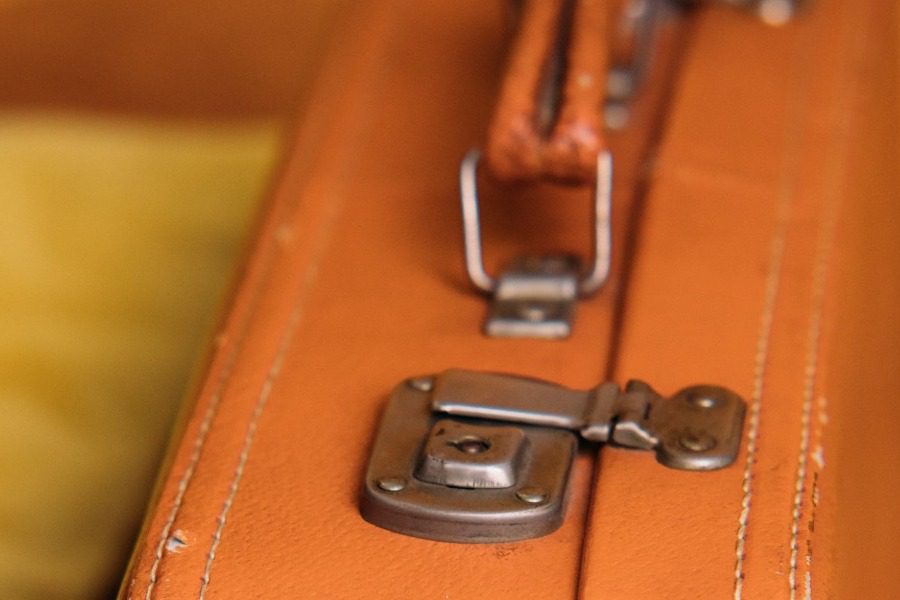 Σοκ στη Γαλλία: 10χρονο αγόρι βρέθηκε νεκρό μέσα σε βαλίτσα ‑ Υποψιάζονται τη μητέρα